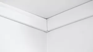 Jak dociąć listwy sufitowe w narożnikach wewnętrznych