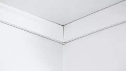 Jak dociąć listwy sufitowe w narożnikach wewnętrznych